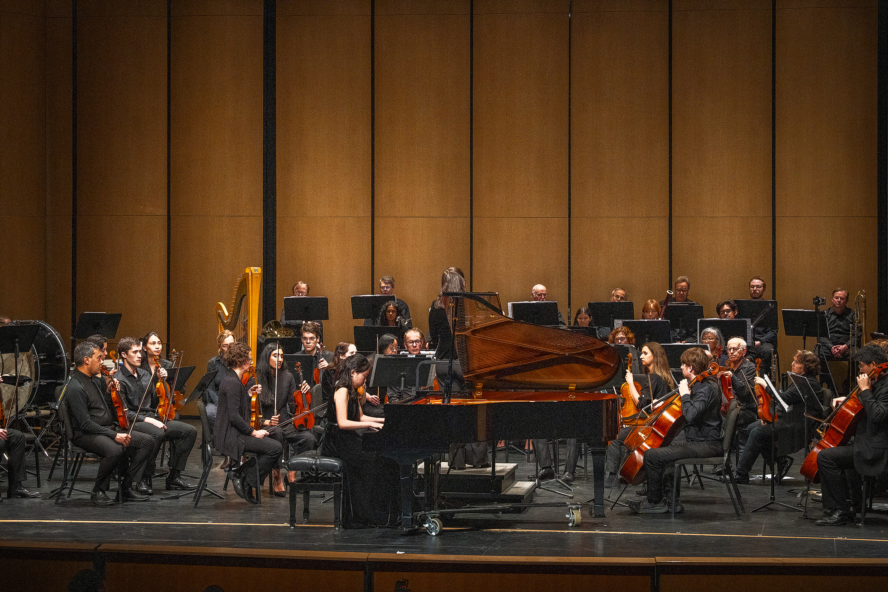 Meining Wu performing with Peninsula Symphony